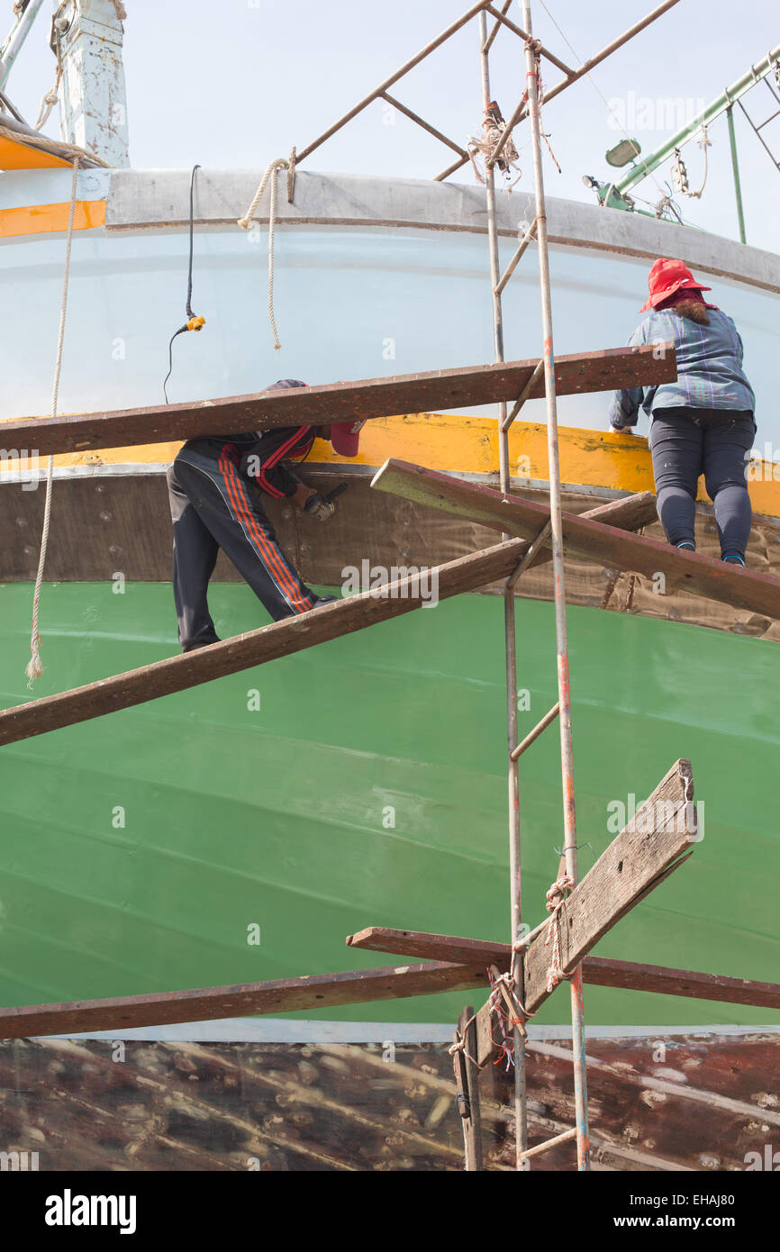Manual labourers work on a docked ship, Tha Chalom, Thailand Stock