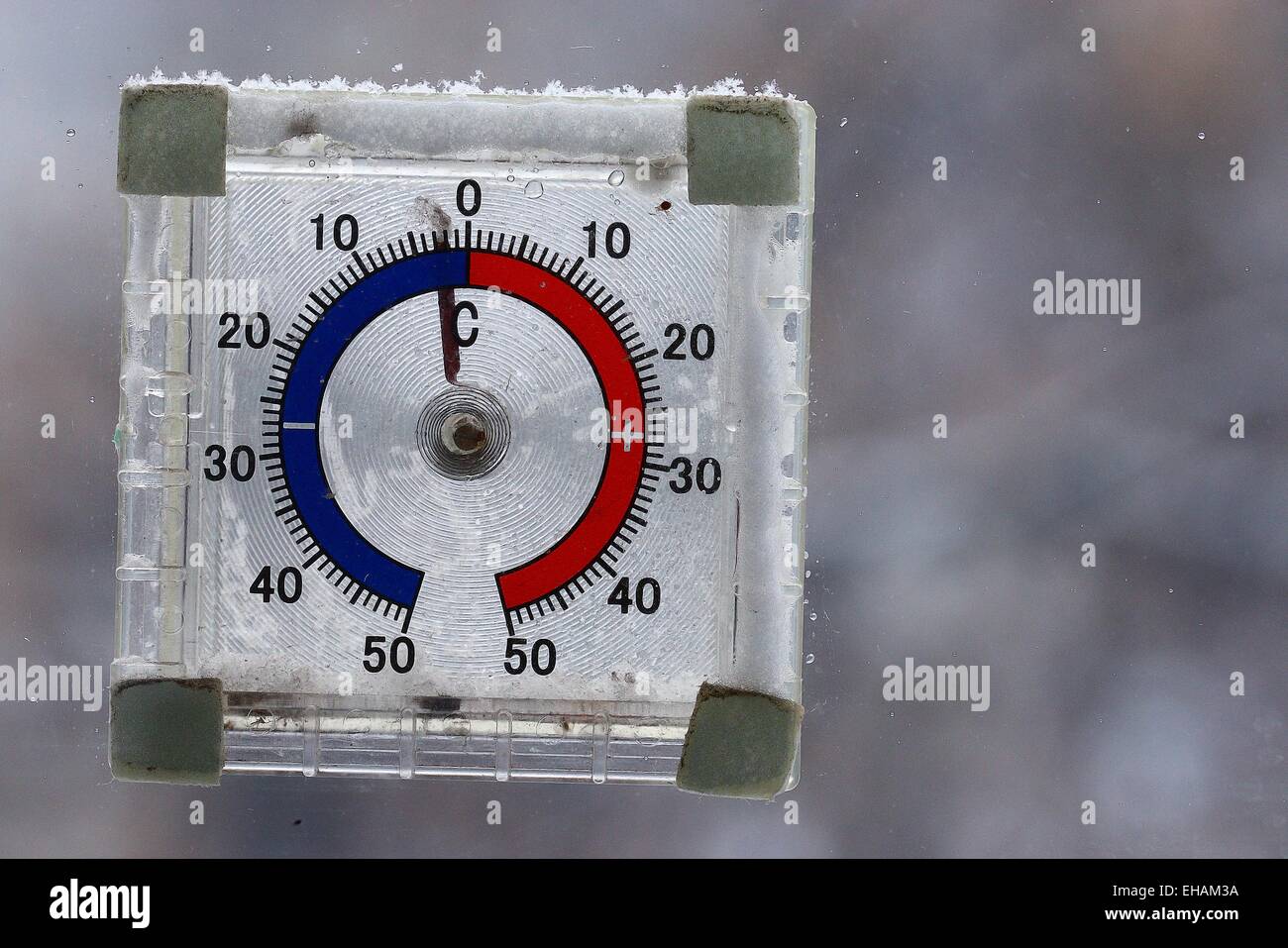 https://c8.alamy.com/comp/EHAM3A/thermometer-outdoors-snow-winter-cold-snap-EHAM3A.jpg