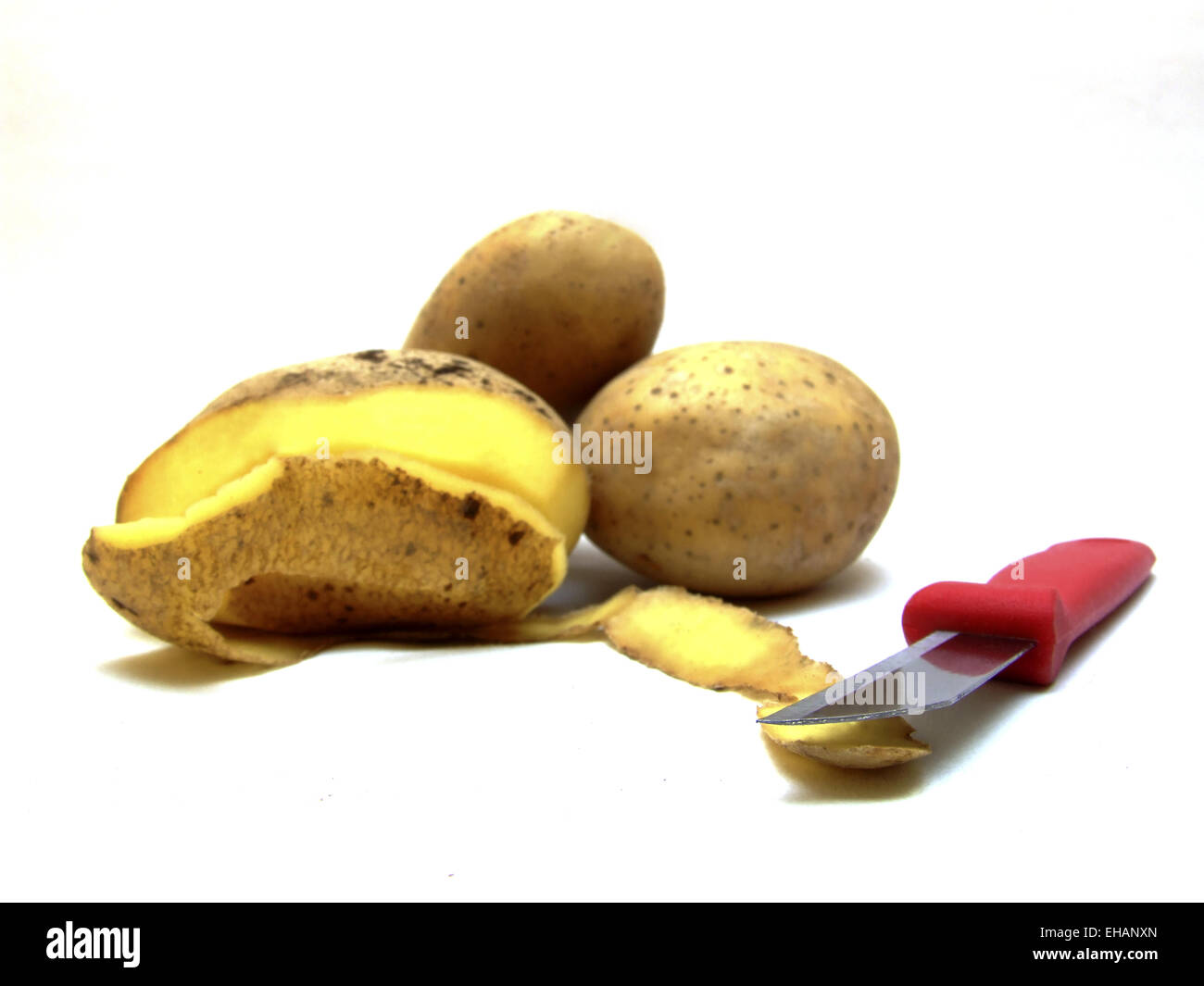 schälen / to shell potatoes Stock Photo