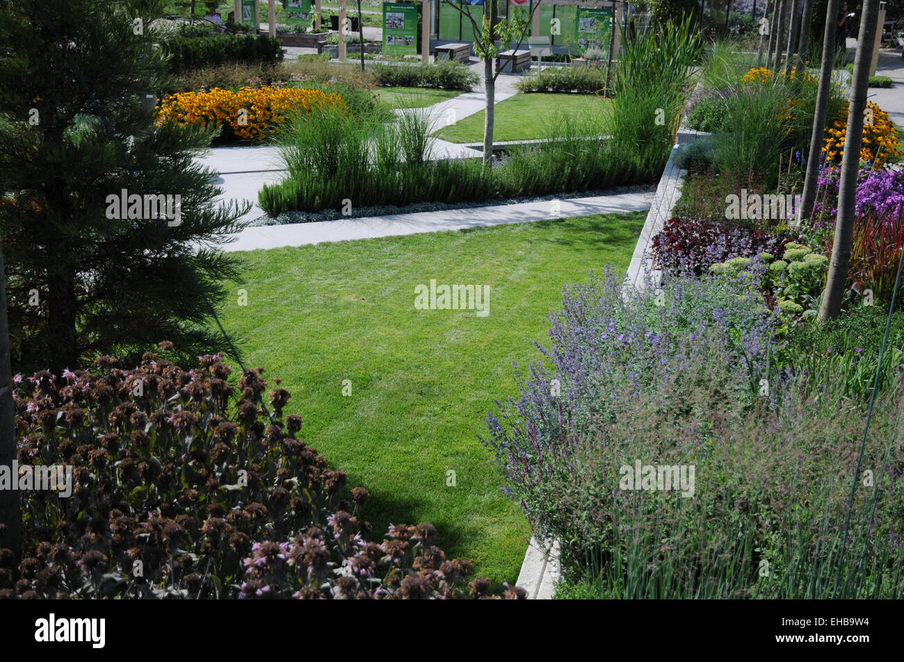 Lawn and garden hi-res stock photography and images - Alamy