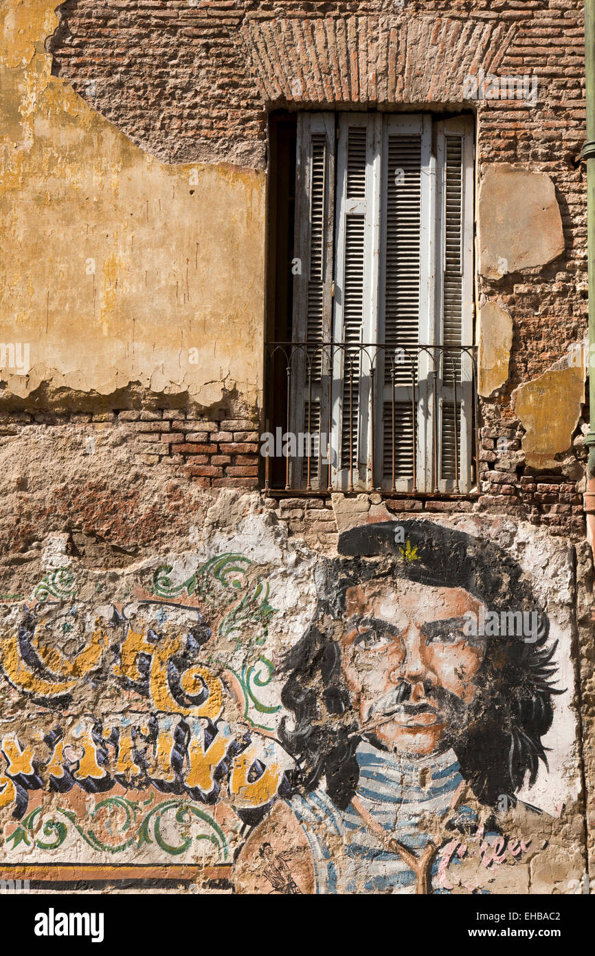 Argentina, Buenos Aires, San Telmo, Defensa, San Lorenzo, Che Guevara graffiti on crumbling house wall Stock Photo