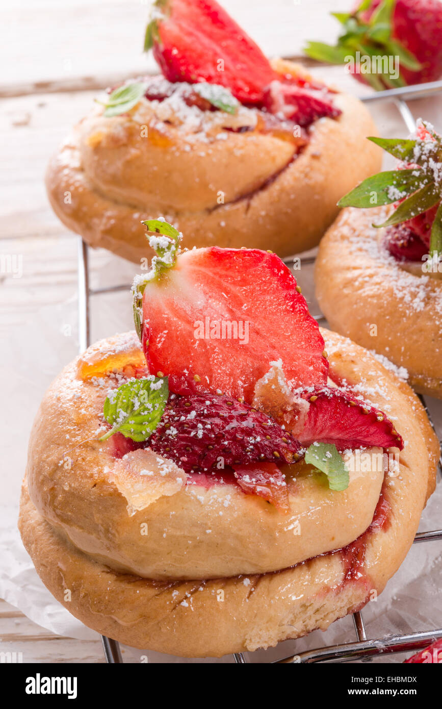 Puff pastry snails hi-res stock photography and images - Alamy