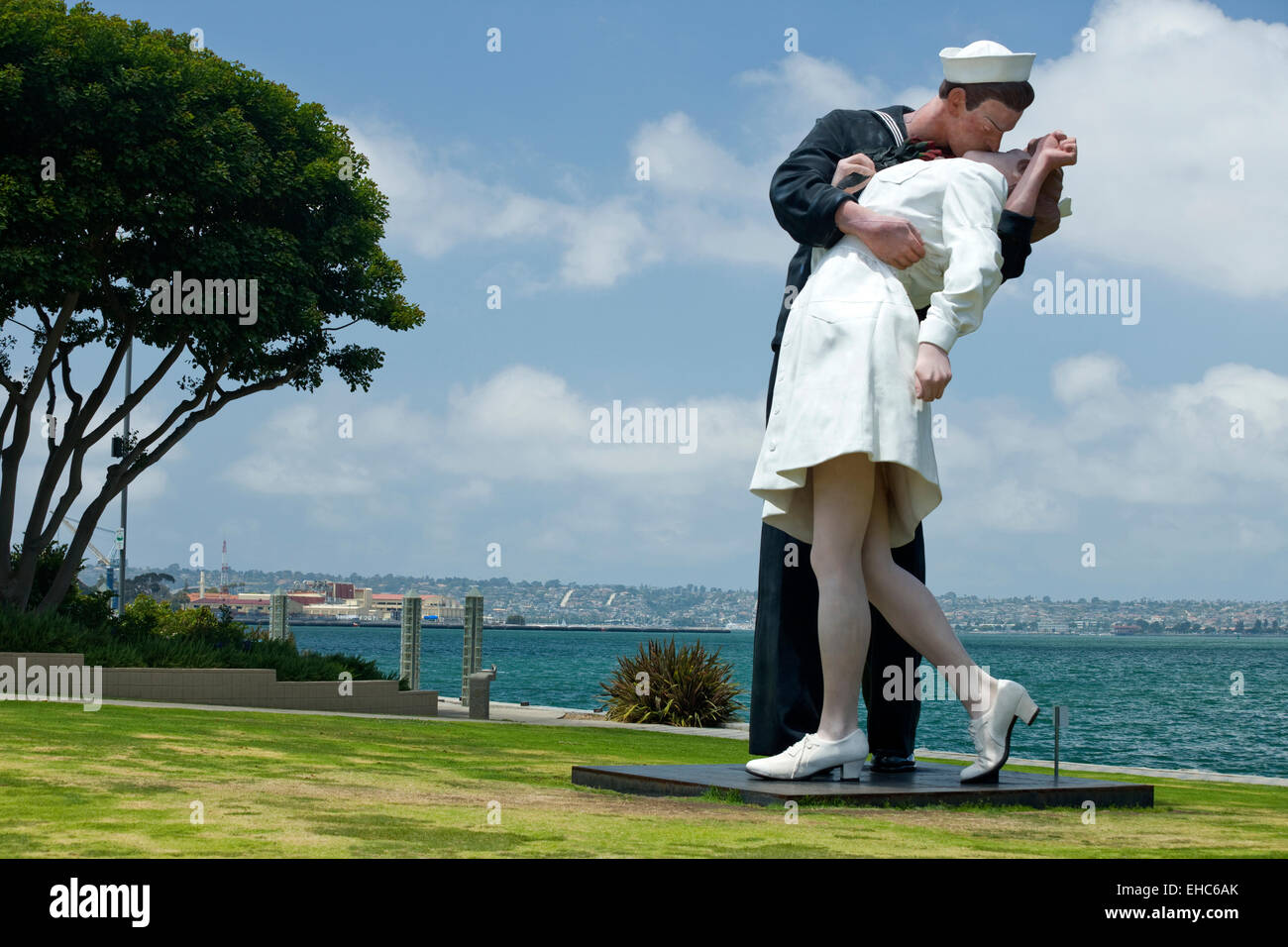 HISTORICAL 2007 UNCONDITIONAL SURRENDER KISS SCULPTURE (©SEWARD JOHNSON