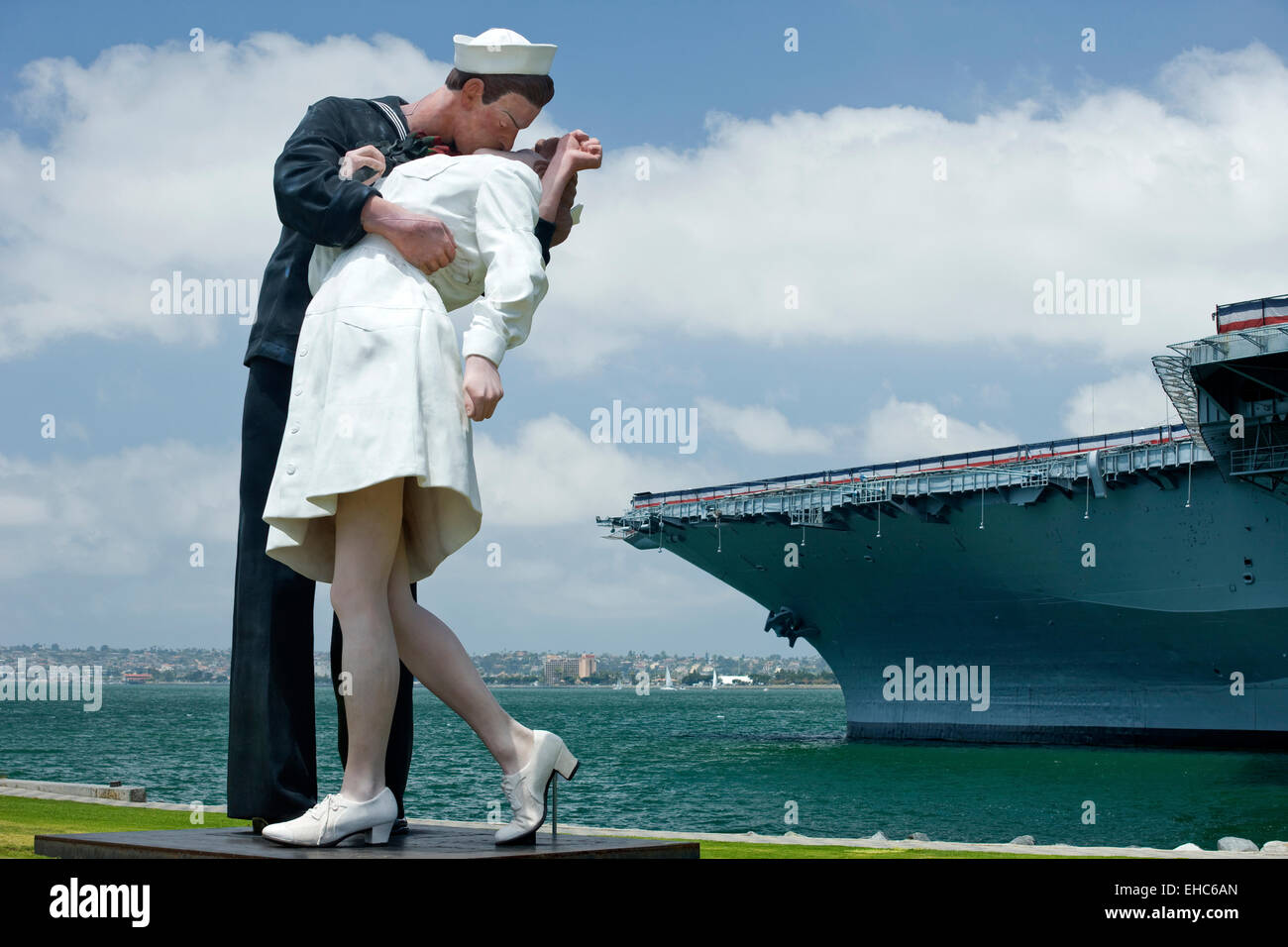 HISTORICAL 2007 UNCONDITIONAL SURRENDER KISS SCULPTURE (©SEWARD JOHNSON