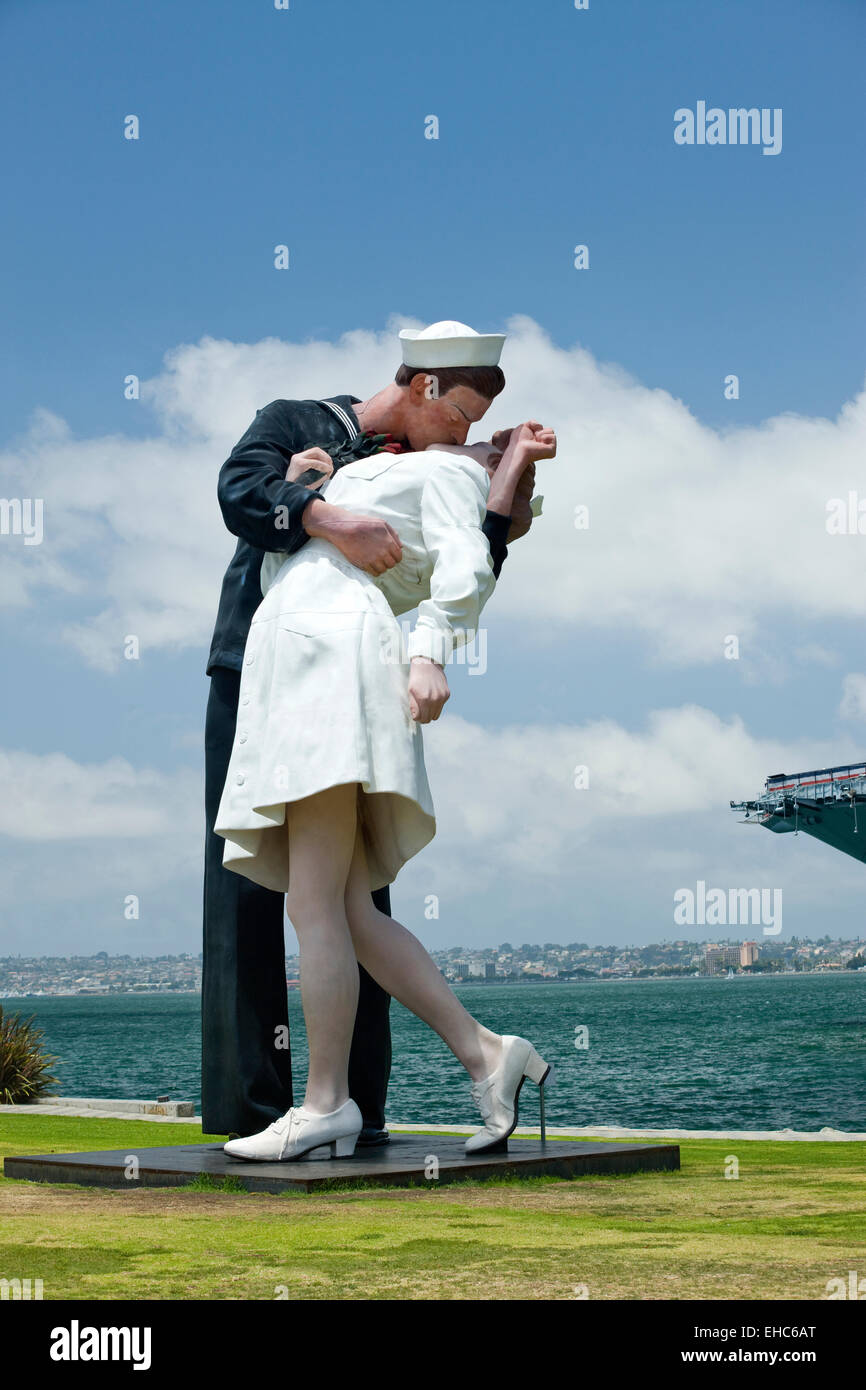 HISTORICAL 2007 UNCONDITIONAL SURRENDER KISS SCULPTURE (©SEWARD JOHNSON