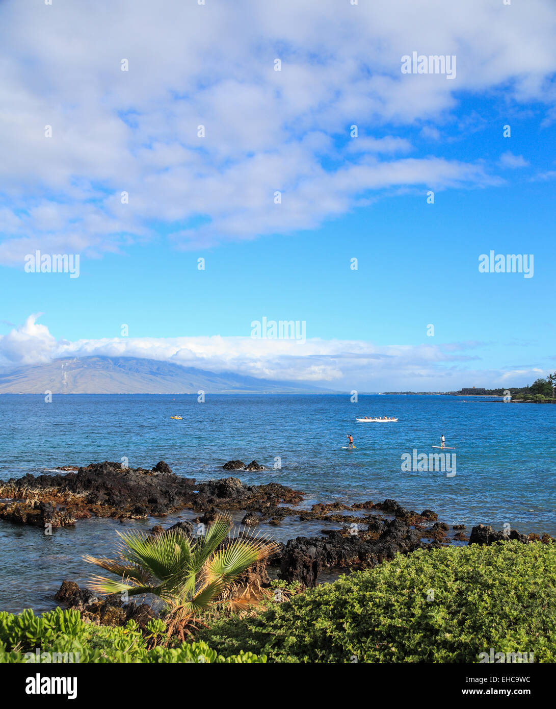 Stand up paddle boarders, kayakers and outrigger canoe tour off Wailea, Maui Stock Photo