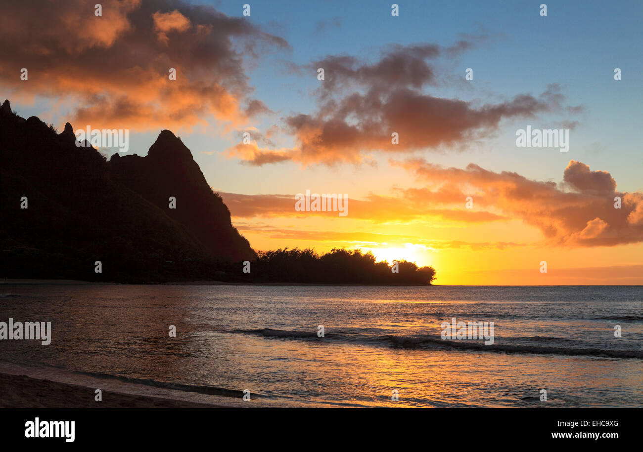 Sunset view at Tunnels Beach on Kauai Stock Photo Alamy