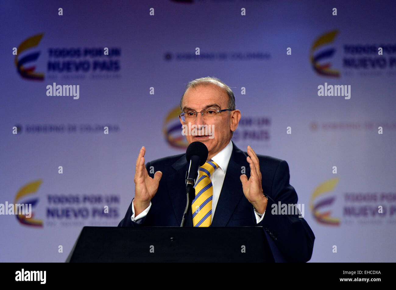 Bogota, Colombia. 11th Mar, 2015. Image provided by Colombia's Presidency shows the chief negotiator of Colombian government in the peace talks with the Colombia's Revolutionary Armed Forces (FARC, for its acronym in Spanish), Humberto de la Calle, delivering a statement at Narino House in Bogota, Colombia, on March 11, 2015. Colombian President Juan Manuel Santos on Tuesday ordered suspension for a month of bombings on camps of FARC rebel group to decelerate the five-decade-long armed conflict in the country. © Efrain Herrera/Colombia's Presidency/Xinhua/Alamy Live News Stock Photo