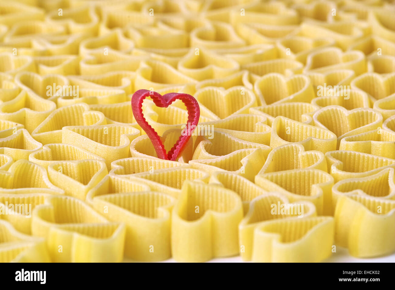 Sullo sfondo di un cuore di pasta a forma di Foto stock - Alamy