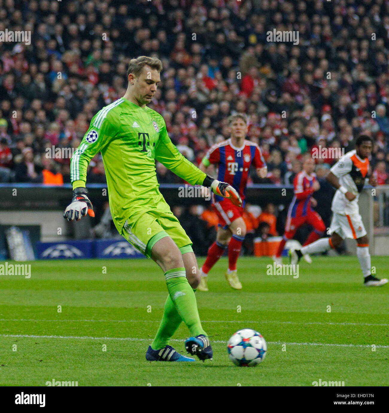 MUNICH, GERMANY - MARCH 11: Bayern Munich's Goalkeeper Manuel Neuer ...