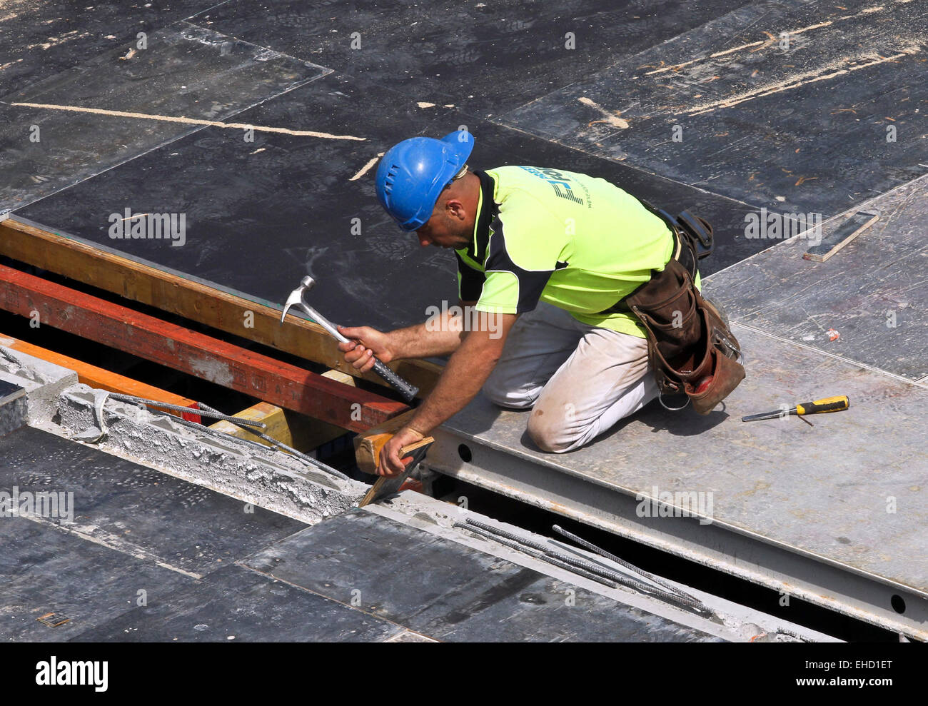 (150312) -- SYDNEY, March 12, 2015 (Xinhua) -- A man works at a construction site in Sydney, Australia, March 12, 2015. Australian unemployment has dropped lower to 6.3 percent in February with more than 15,600 new jobs added to the economy, the Australian Bureau of Statistics (ABS) announced on Thursday. (Xinhua/Jin Linpeng) Stock Photo
