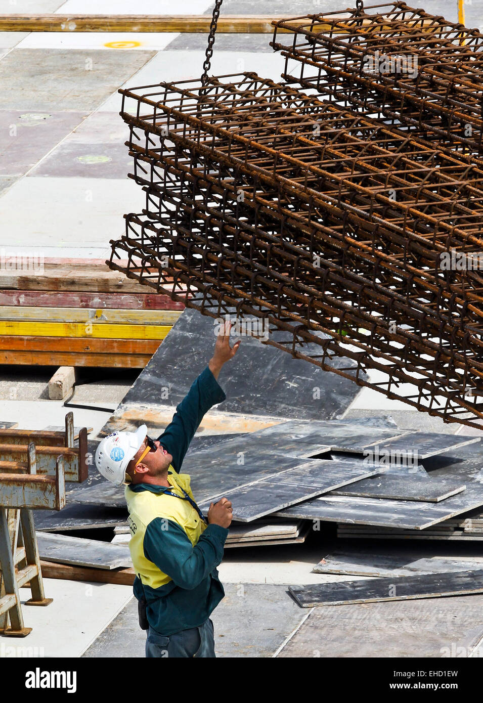 (150312) -- SYDNEY, March 12, 2015 (Xinhua) -- A man works at a construction site in Sydney, Australia, March 12, 2015. Australian unemployment has dropped lower to 6.3 percent in February with more than 15,600 new jobs added to the economy, the Australian Bureau of Statistics (ABS) announced on Thursday. (Xinhua/Jin Linpeng) Stock Photo