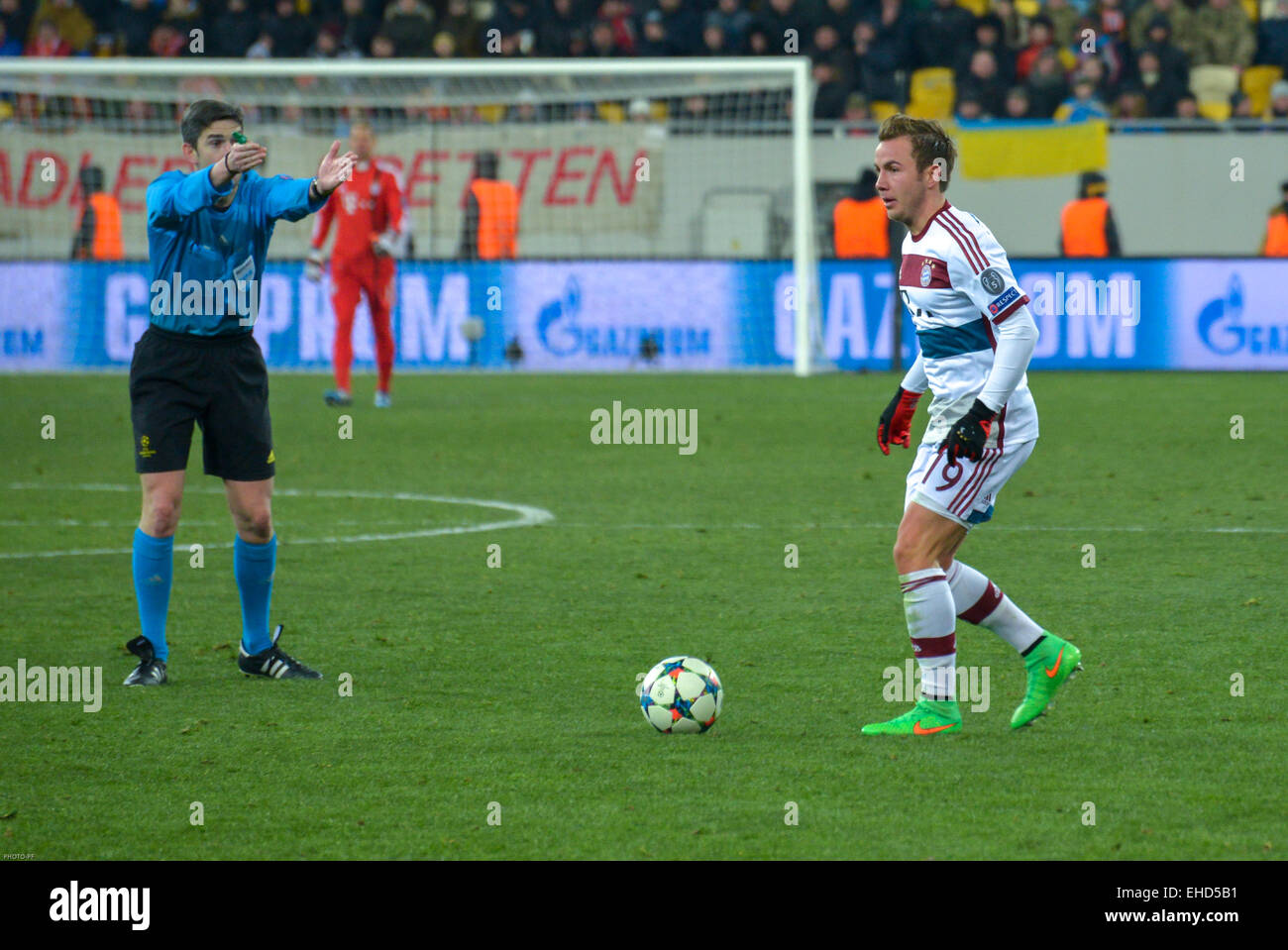 Mario Götze with ball during the match between FC Shakhtar Donetsk vs FC Bayern München. UEFA Champions League. Stock Photo