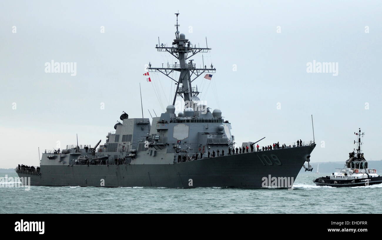 AJAXNETPHOTO. 18TH OCTOBER, 2014. PORTSMOUTH, ENGLAND. - U.S. DESTROYER ARRIVAL - USS JASON DUNHAM (DDG-109) INWARD BOUND.   PHOTO:TONY HOLLAND/AJAX REF:DTH141810 1300 Stock Photo