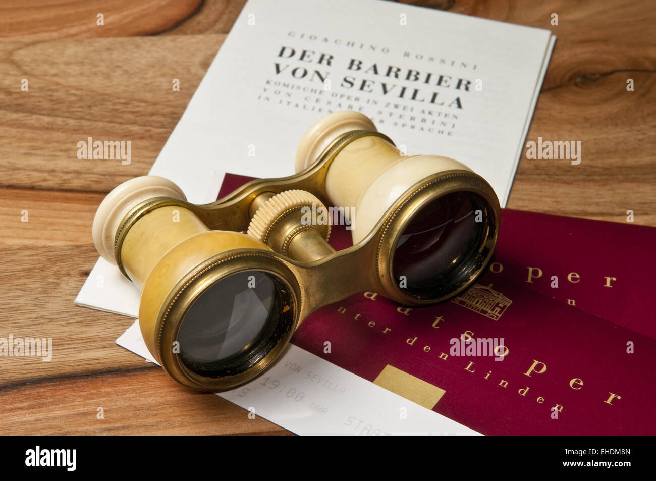 Opera glasses hires stock photography and images Alamy