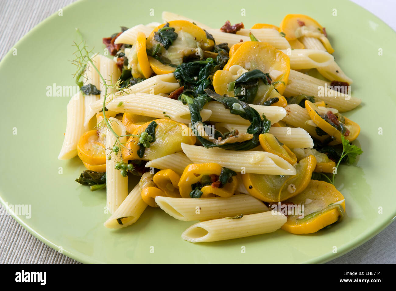 Gemüse Nudelsalat - Vegetables Pasta Salad Stock Photo - Alamy