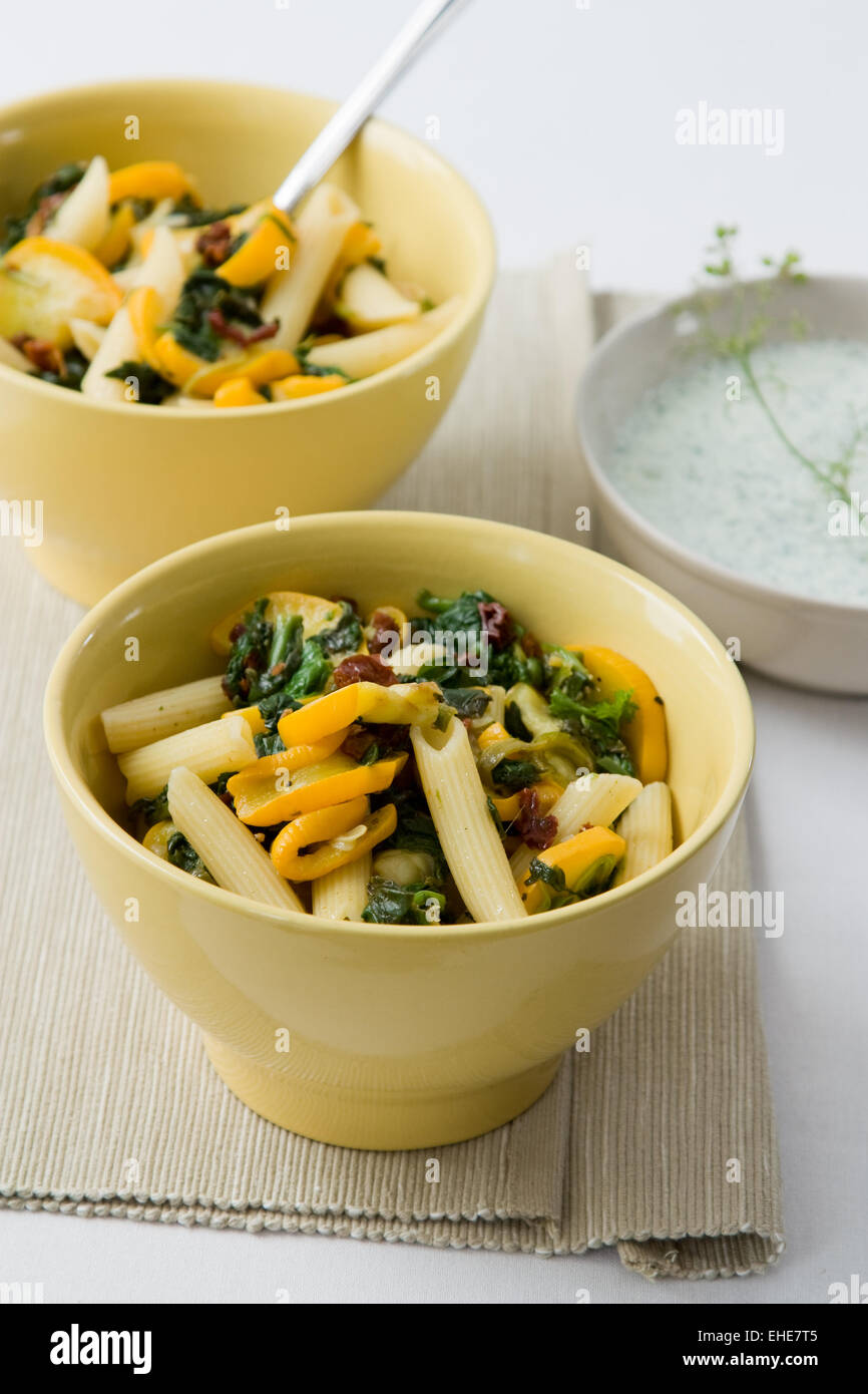 Gemüse Nudelsalat - Vegetables Pasta Salad Stock Photo - Alamy