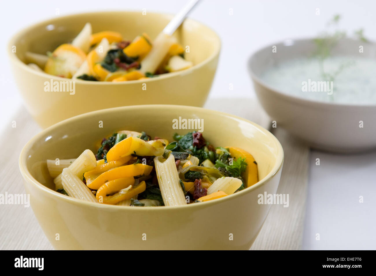 Gemüse Nudelsalat - Vegetables Pasta Salad Stock Photo - Alamy