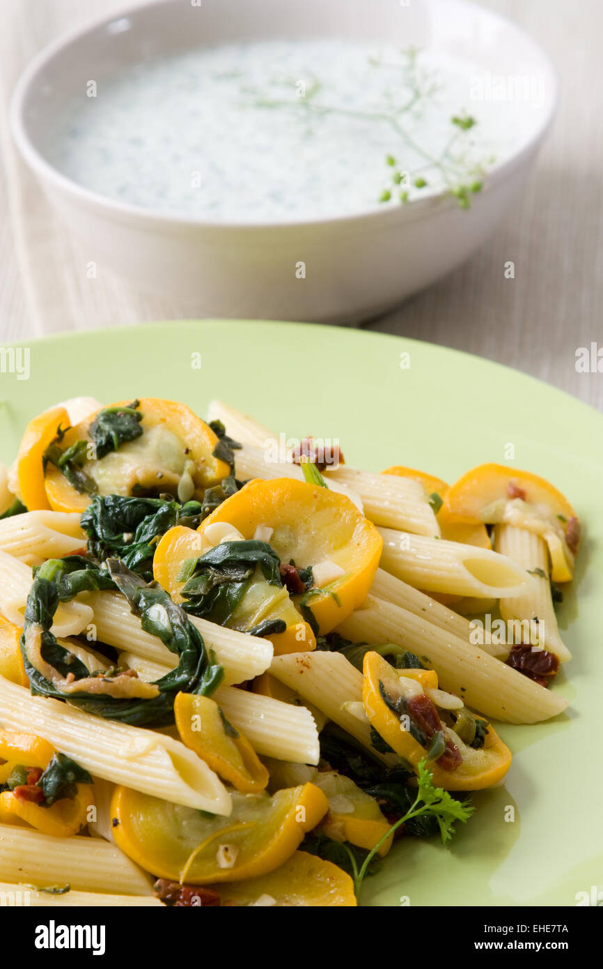 Gemüse Nudelsalat - Vegetables Pasta Salad Stock Photo - Alamy
