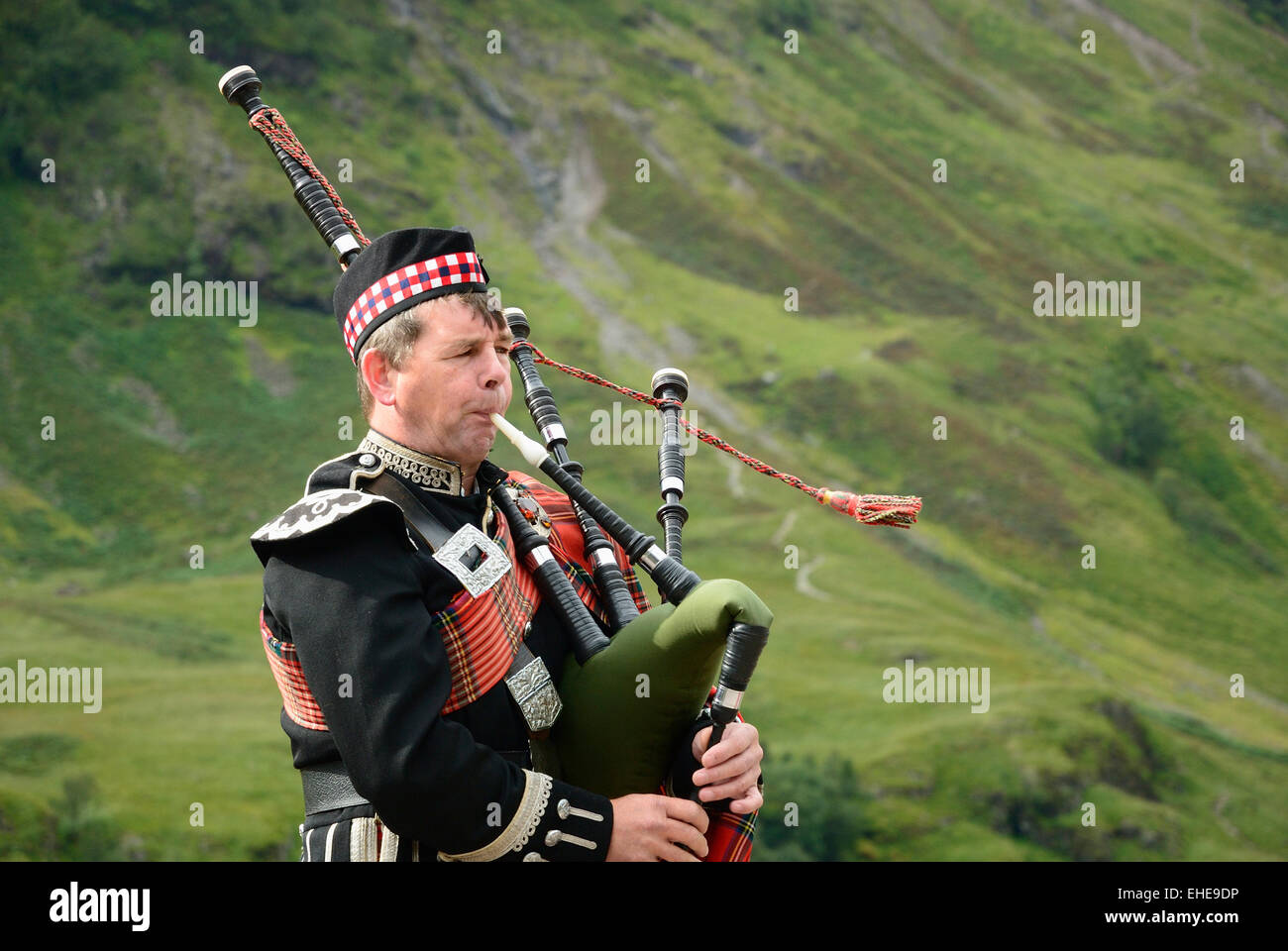 Scottish bagpiper Stock Photo - Alamy