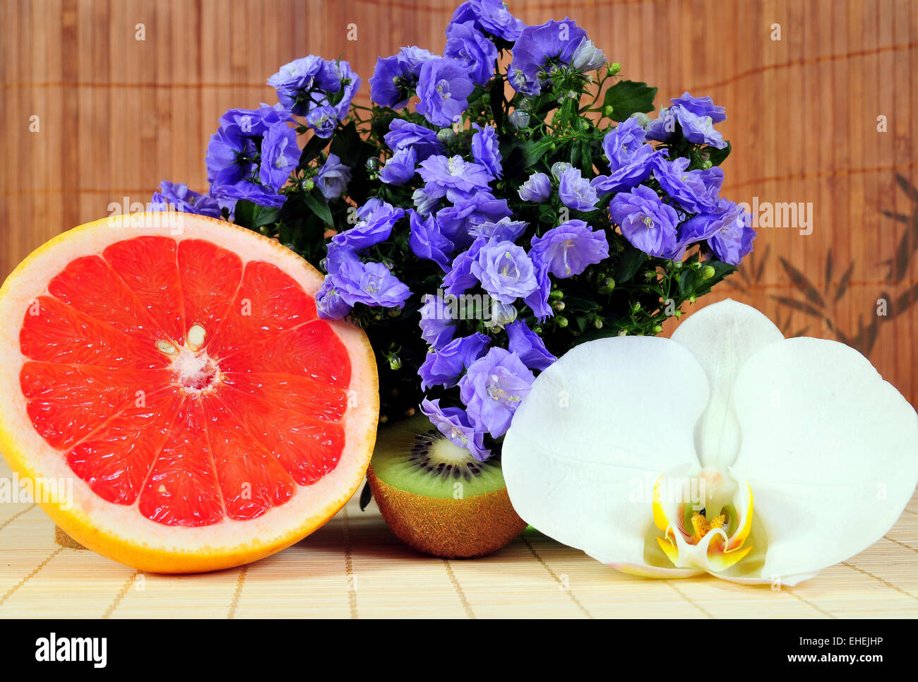 Apple orange kiwi fruit Stock Photo Alamy