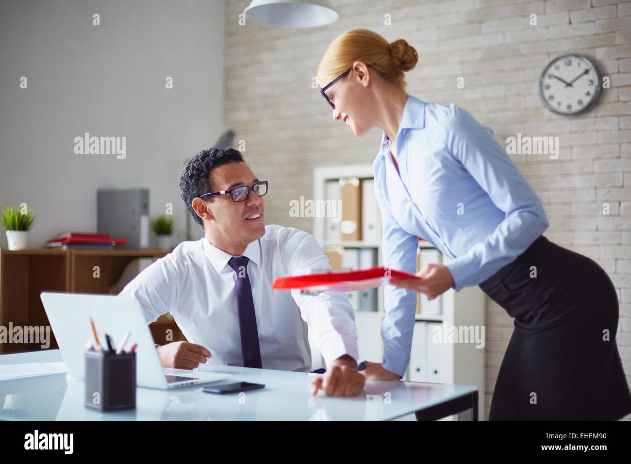 Кабинет босса и секретарь. Секретарша на собеседовании. Секретарша директора. Тройничок в офисе. Флирт на рабочем месте.