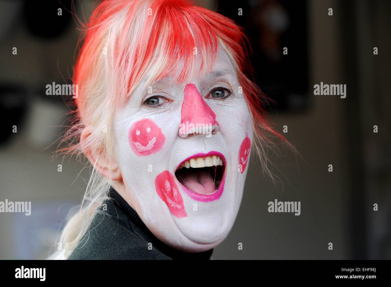 Brighton, UK. 13th March, 2015. Kim Coghlan is entertaining customers at her roadside cafe in Brighton today with her face painted for  the Comic Relief Red Nose charity day . bhz Stock Photo