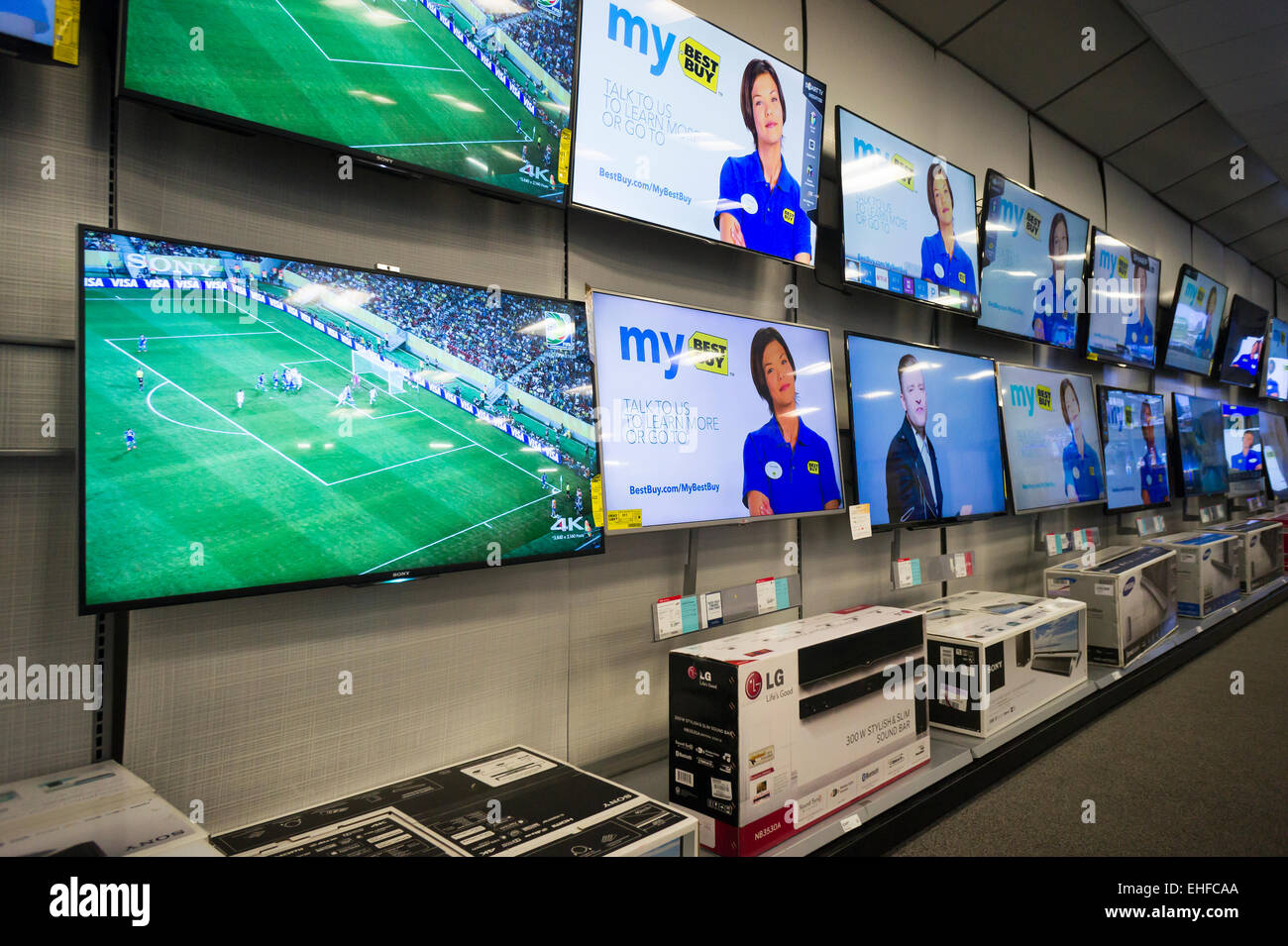 Large screen tv hires stock photography and images Alamy