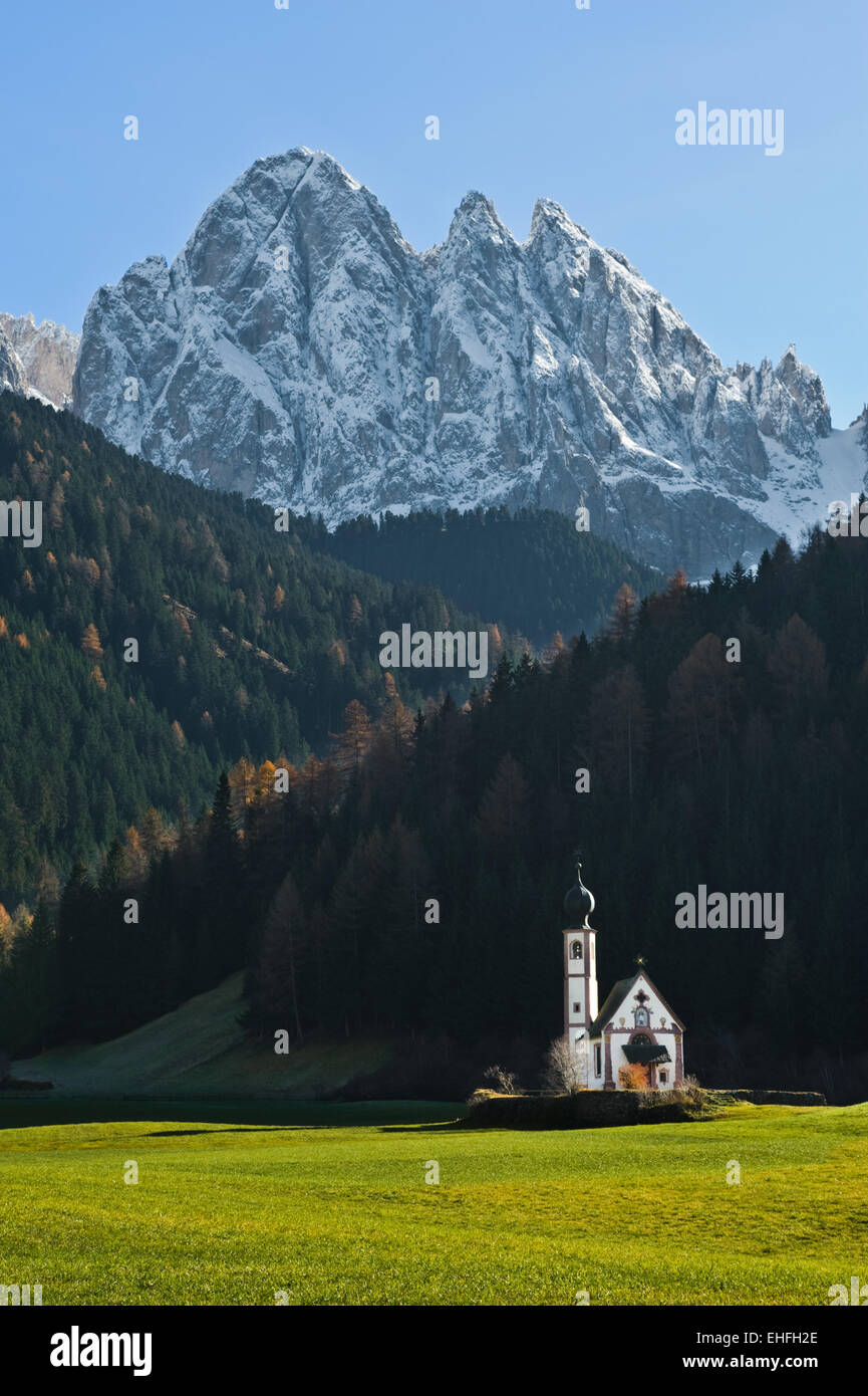 the church St. Johann in Val di Funes in the Dolomites with Sass Rigais, the main mountain in the area as a backdrop Stock Photo