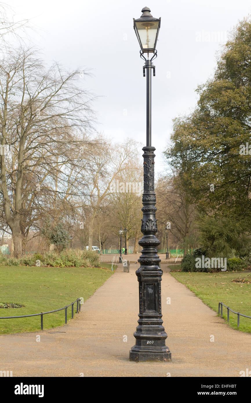 Park lamp post hi-res stock photography and images - Alamy