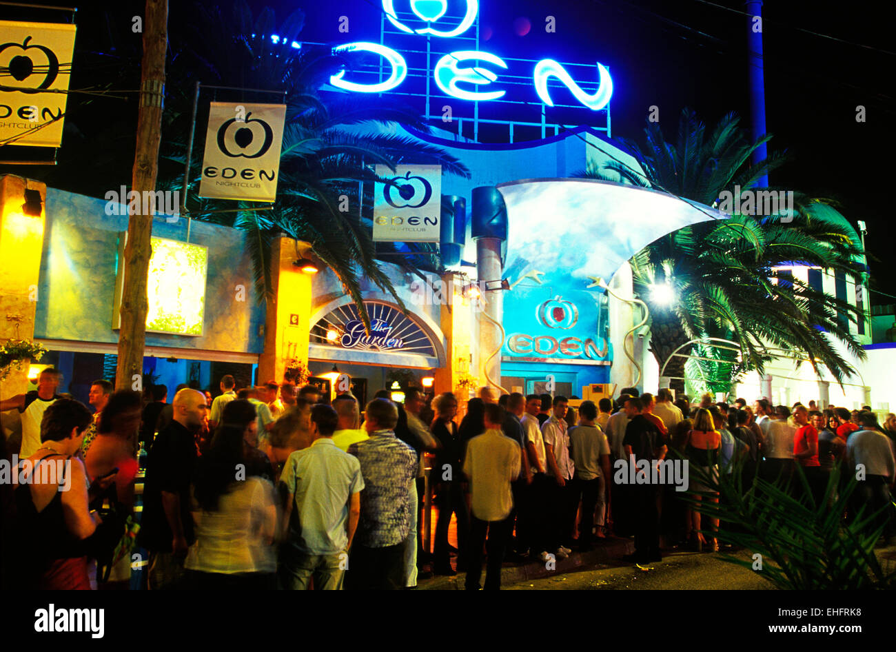 Crowds outside hires stock photography and images Alamy