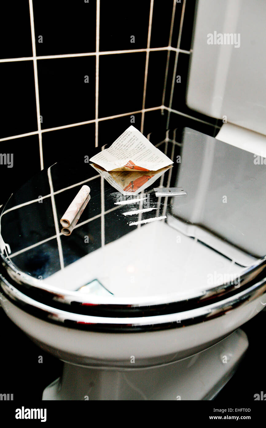 lines-of-cocaine-on-a-toilet-seat-london-EHFT0D.jpg