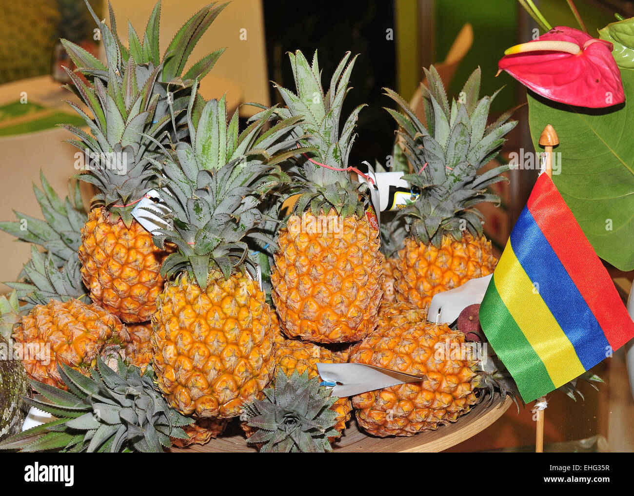 Korb mit goldgelben Ananas aus Mauritius Stock Photo