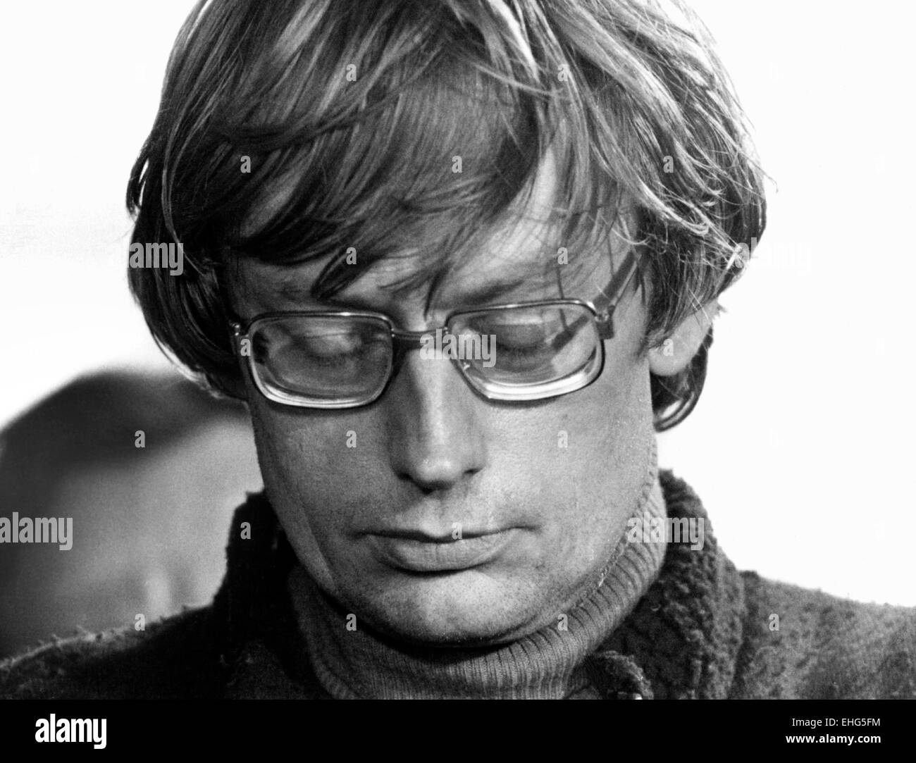 AJAX NEWS PHOTOS. 15TH AUGUST, 1979. PLYMOUTH, ENGLAND. - FASTNET RACE -  ROYAL OCEAN RACING CLUB SECRETARY ALAN GREEN SOLEMNLY READS THE CASUALTY REPORTS OF THE WORST YACHTING TRAGEDY IN HISTORY AT A PRESS CONFERENCE AT THE DUKE OF CORNWALL HOTEL. 15 YACHSTMEN DIED IN THE VIOLENT STORM WHICH STRUCK THE RACE FLEET WITH LITTLE WARNING. PHOTO:JONATHAN EASTLAND/AJAX REF:150879 Stock Photo