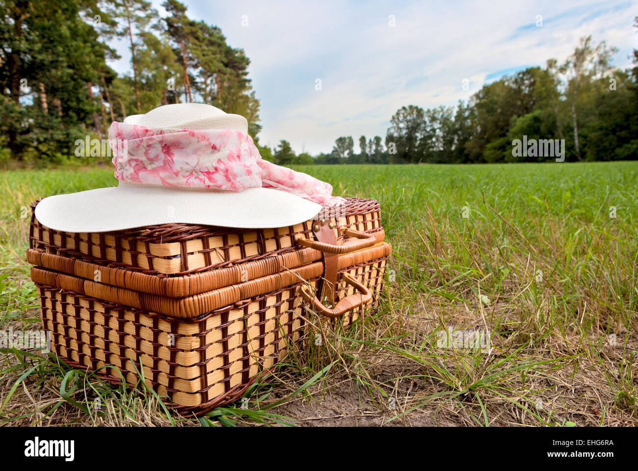 picnic basket with straw hat Stock Photo Alamy