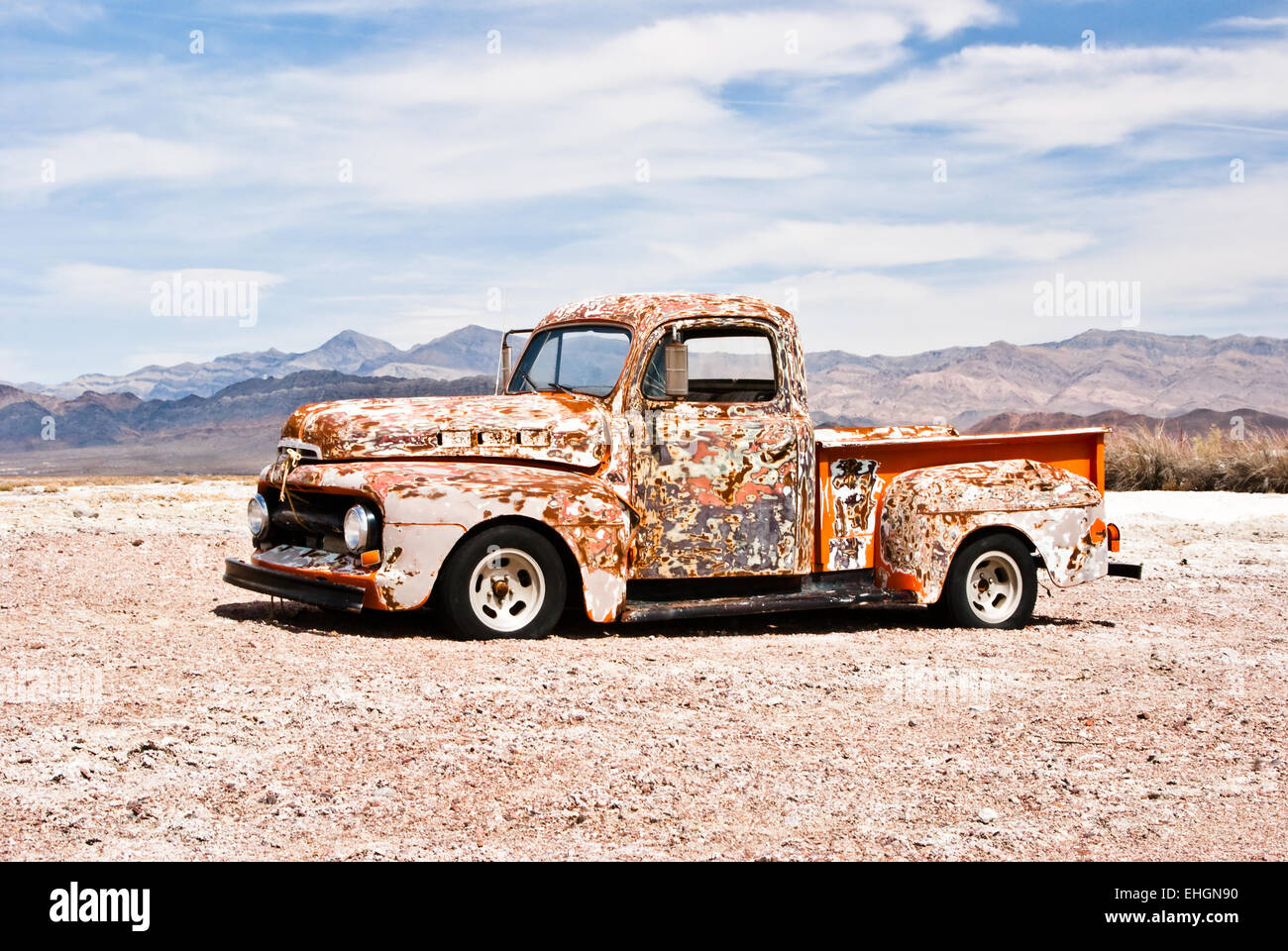 Abandoned vintage truck suffers in the hot desert Stock Photo - Alamy