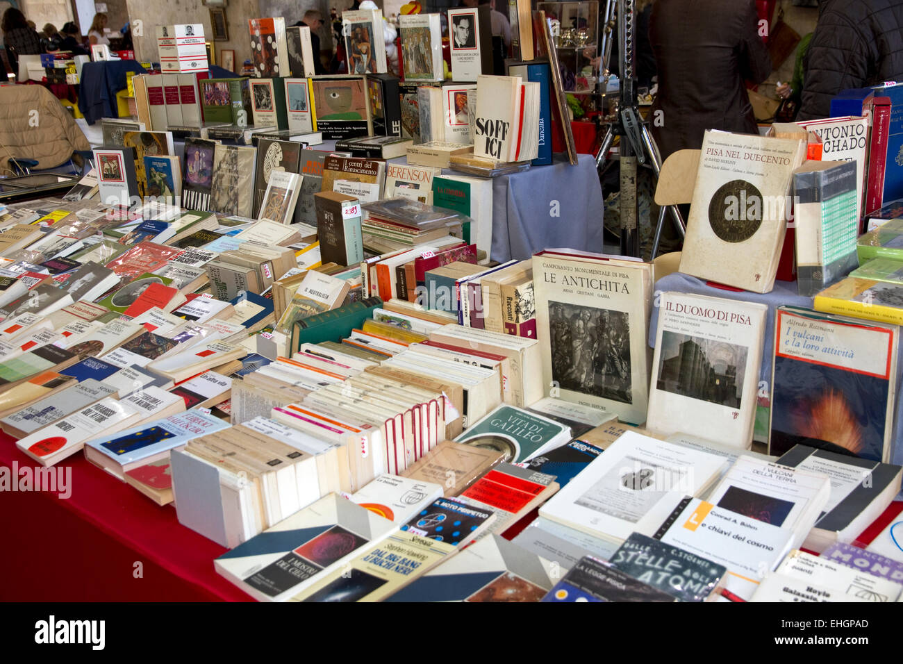 Bookstall in flea market in Logge di Banchi, Piazza XX Settembre, town centre, Pisa, Tuscany, Italy Stock Photo