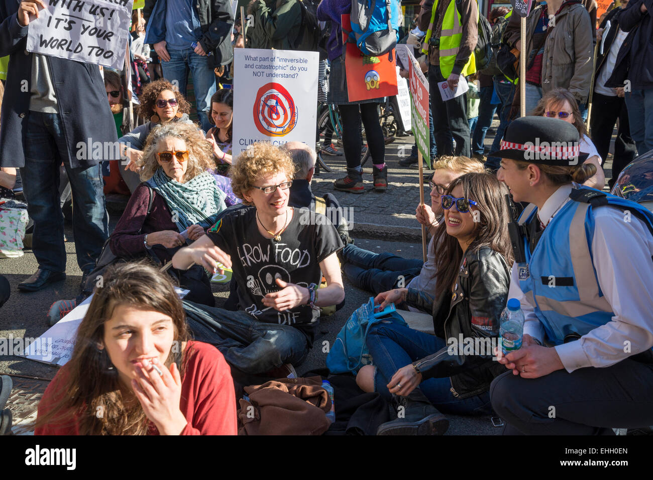 Police officer talking woman uk hi-res stock photography and images - Alamy
