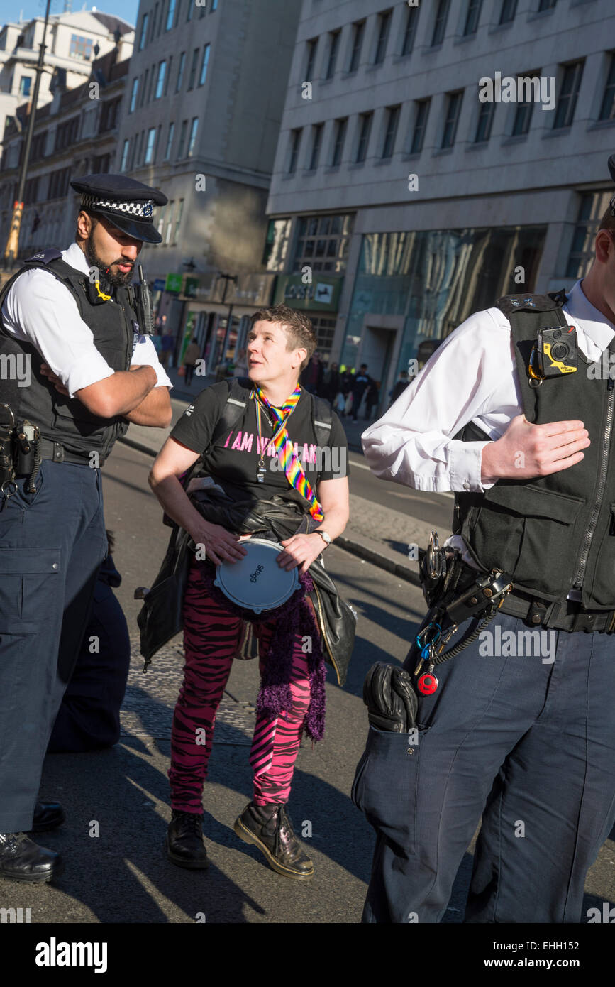Police officer talking woman uk hi-res stock photography and images - Alamy