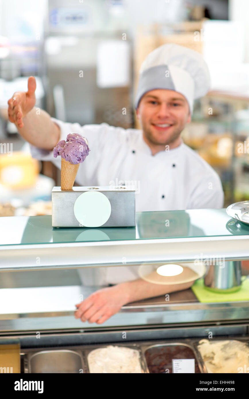 Упаковщики мороженого вахта. Мороженщик продавец. Продавец мороженого. Работа мороженое. Тележка с мороженым.