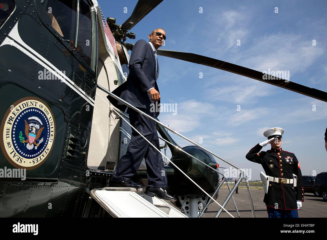 File:Barack Obama walks from Air Force One to board Marine One, 2011.jpg -  Wikimedia Commons