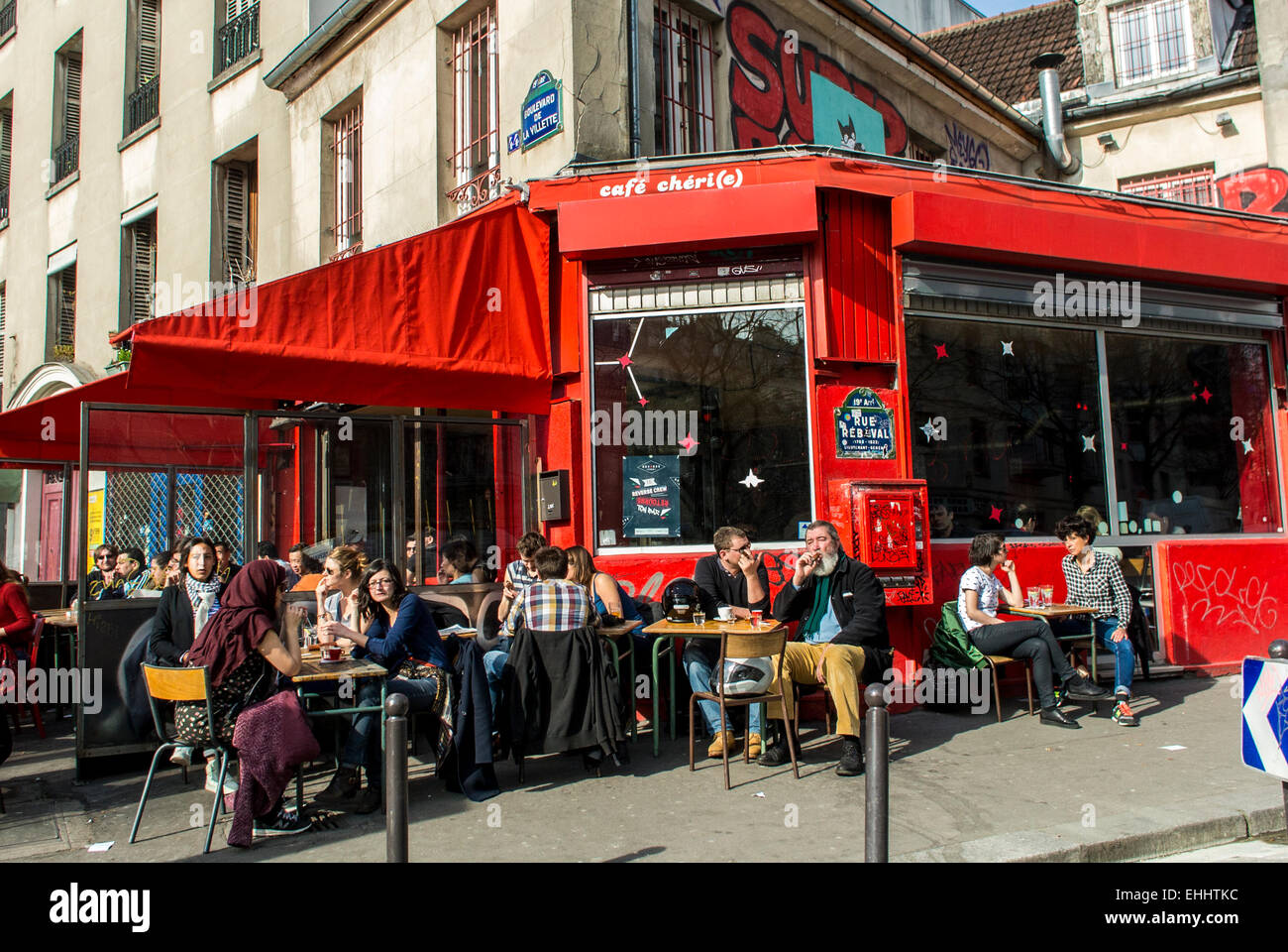 Paris, France, Large Crowd  French People, Sharing Drinks, Paris Cafe Terrace, 'Café Chéri(e)', Street Scenes, Belleville District front , Parisian street café scene, WOMAN DRINKING OUTSIDE AT PUB, Paris coffee shop sitting outside warm weather Stock Photo