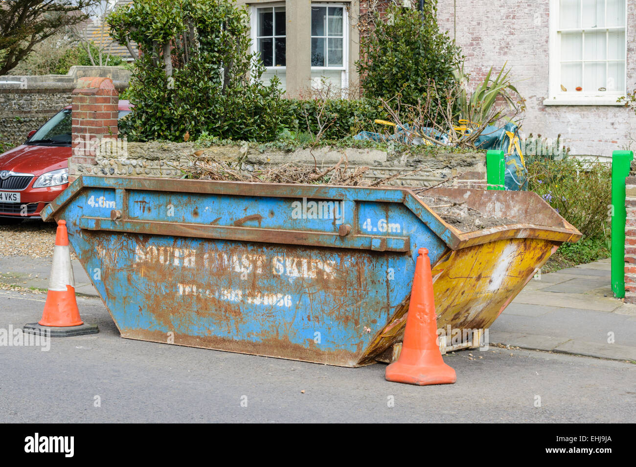 Rubbish skip hires stock photography and images Alamy