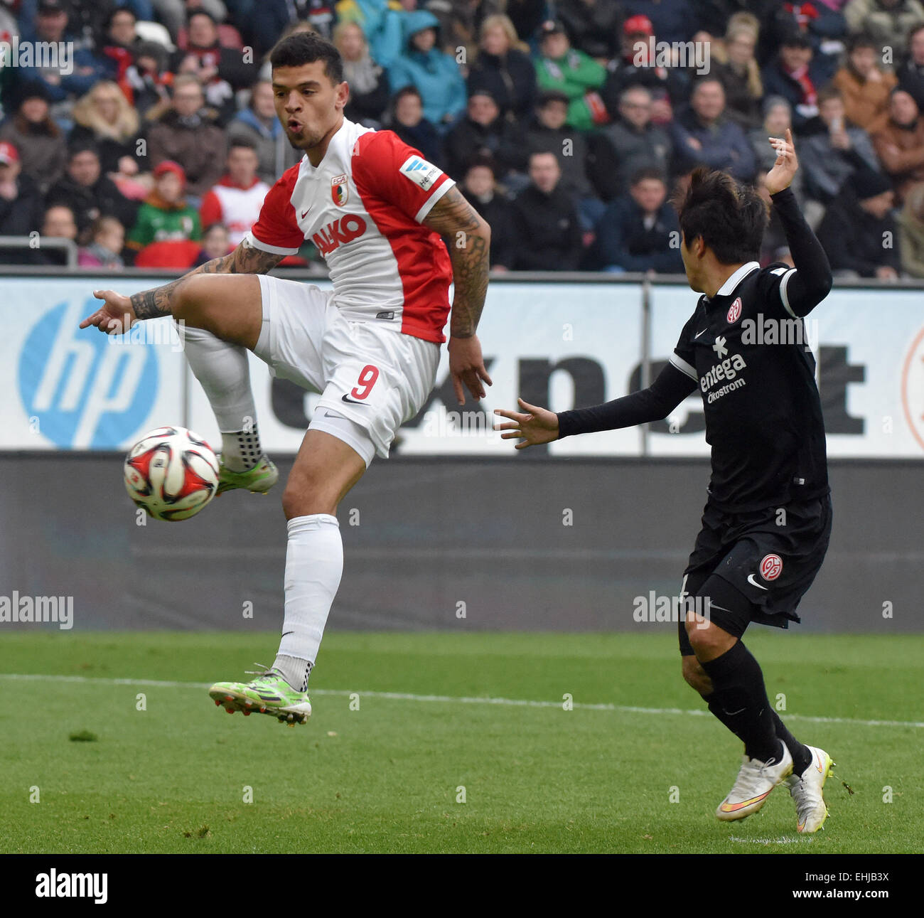 Augsburg, Germany. 14th Mar, 2015. Augsburg's Shawn Parker (l) and