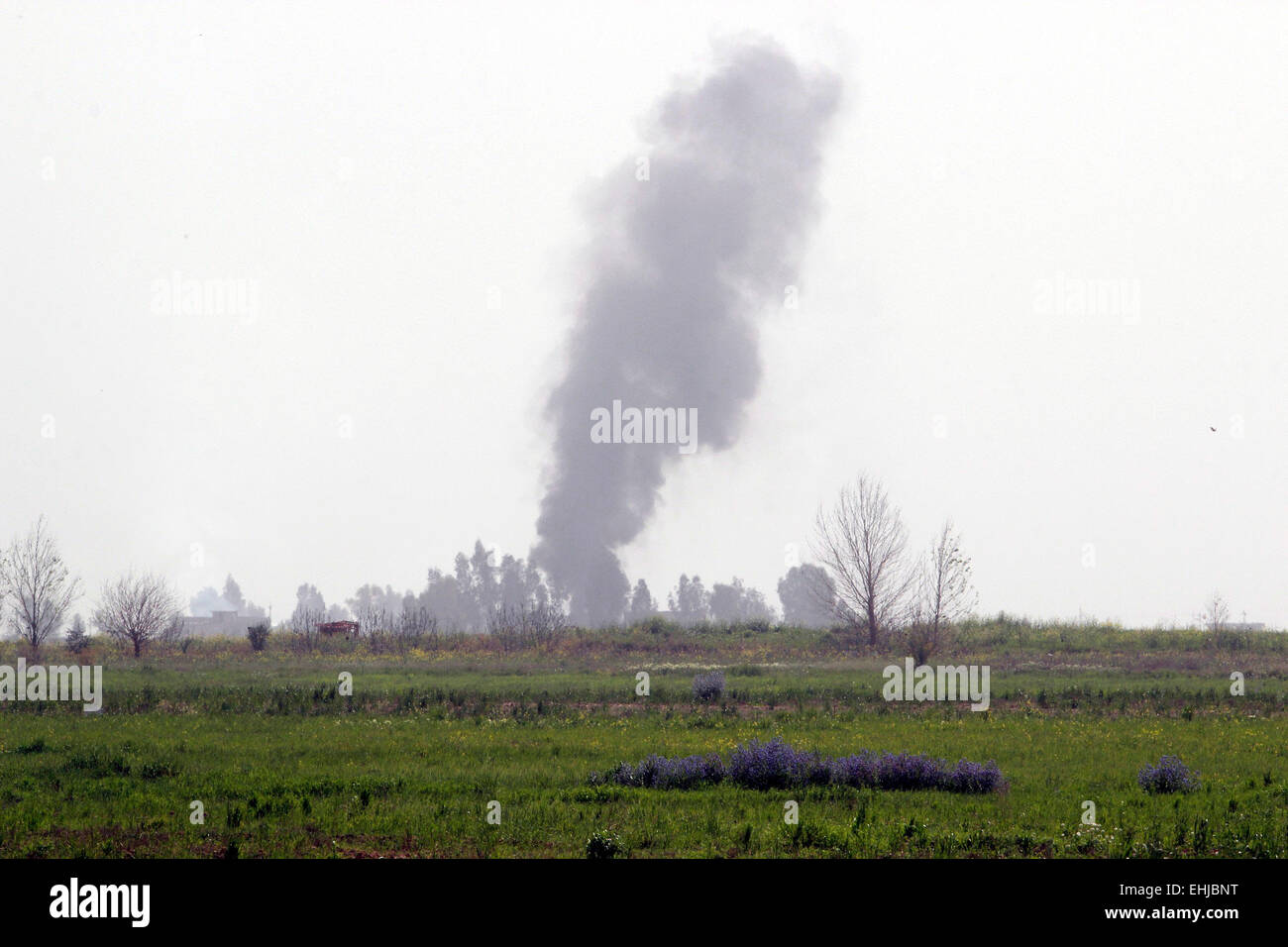Kirkuk. 14th Mar, 2015. Picture is seen smoke rise in frontline against Islamic State militants (IS) in the Bashir Turkmen village of Taza district in the south of Kirkuk city, Iraq, March 14, 2015, one dead and five injured. Credit:  Ako Zanagen/Xinhua/Alamy Live News Stock Photo