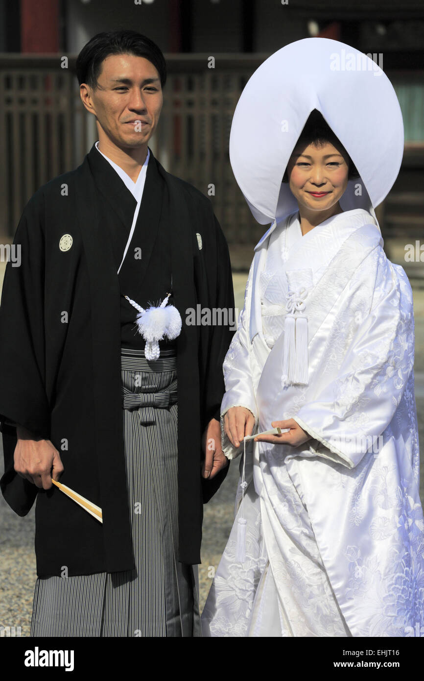 A Japanese couple in traditional Japanese wedding kimono posing for camera  in Yasaka-Jinjia Shrine, Gion, Kyoto, Japan Stock Photo - Alamy