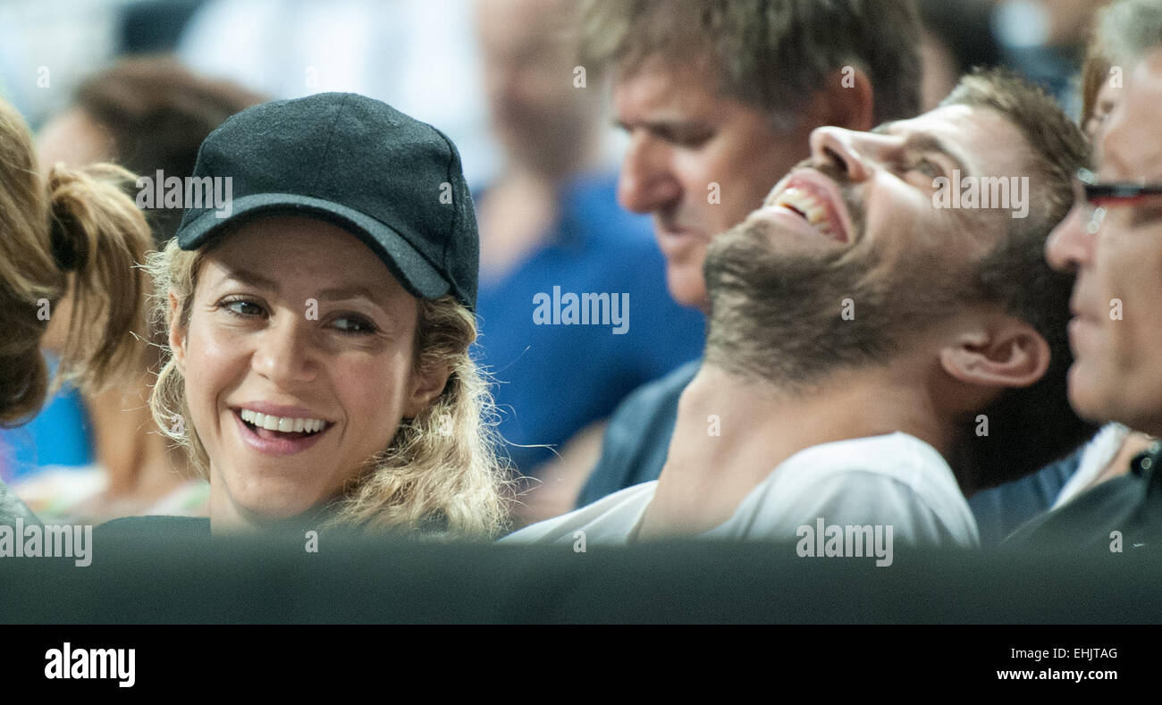 Gerard pique and shakira hi-res stock photography and images - Alamy