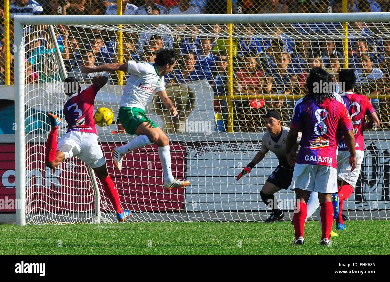 San Salvador, El Salvador. 14th Mar, 2015. Raul Gonzalez Blanco (2nd L) of New York Cosmos heads the ball to score during a friendly match against El Salvador's Club Deportivo FAS held at Cuscatlan Stadium, in San Salvador, El Salvador, March 14, 2015. © Luis Galdamez/Xinhua/Alamy Live News Stock Photo