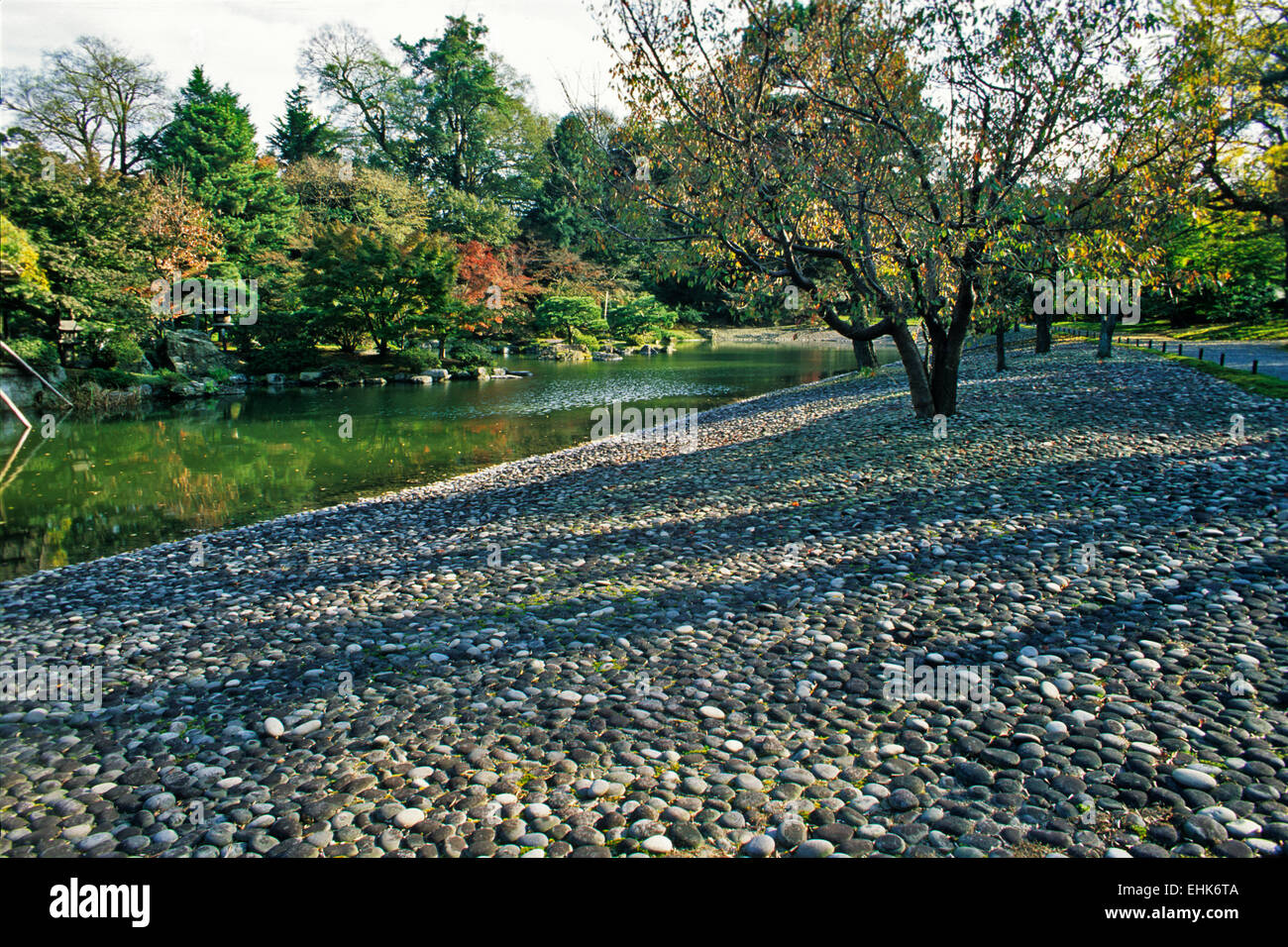The Sento Gosho is a large enclosed garden on teh grounds of the ...