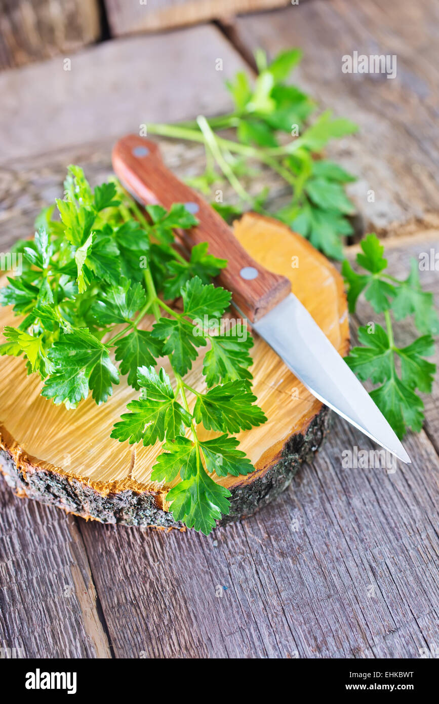 https://c8.alamy.com/comp/EHKBWT/fresh-parsley-on-wooden-board-and-on-a-table-EHKBWT.jpg